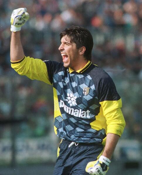Gianluigi Buffon Penjaga Gawang Abadi negeri pizza