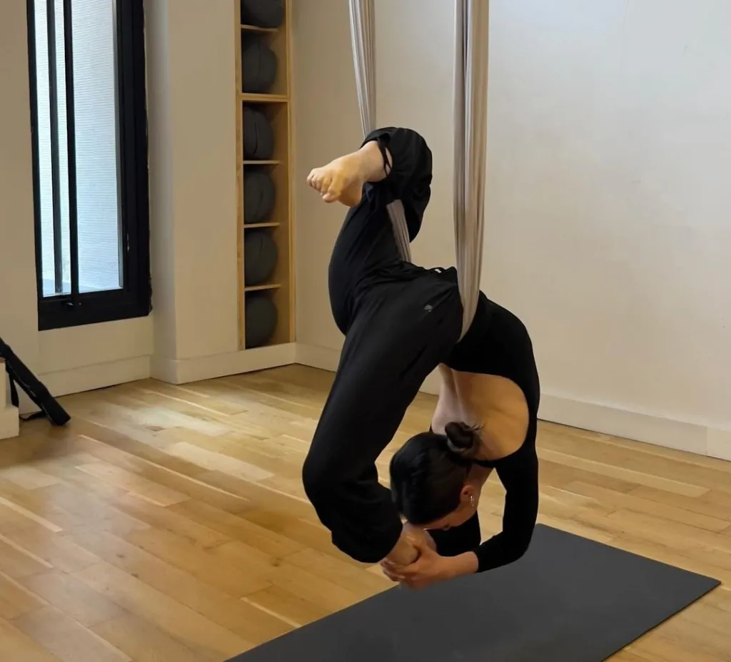 5 Gerakan Yoga Aerial untuk Pemula yang Wajib Dicoba Hari Ini