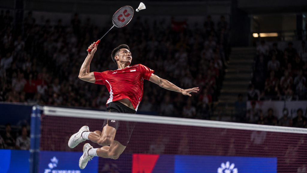 Indonesia Akhiri Paceklik 28 Tahun, Beregu Putra Bulu Tangkis Juara Asian Games 2026 2 Moh Zaki Ubaidillah melepaskan pukulan smash tajam pada partai penentu beregu putra bulu tangkis Asian Games 2026.