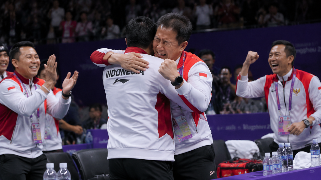 Indonesia Akhiri Paceklik 28 Tahun, Beregu Putra Bulu Tangkis Juara Asian Games 2026 5 Pelatih Eng Hian dan ofisial tim PBSI berpelukan haru di pinggir lapangan usai memastikan emas Asian Games 2026.