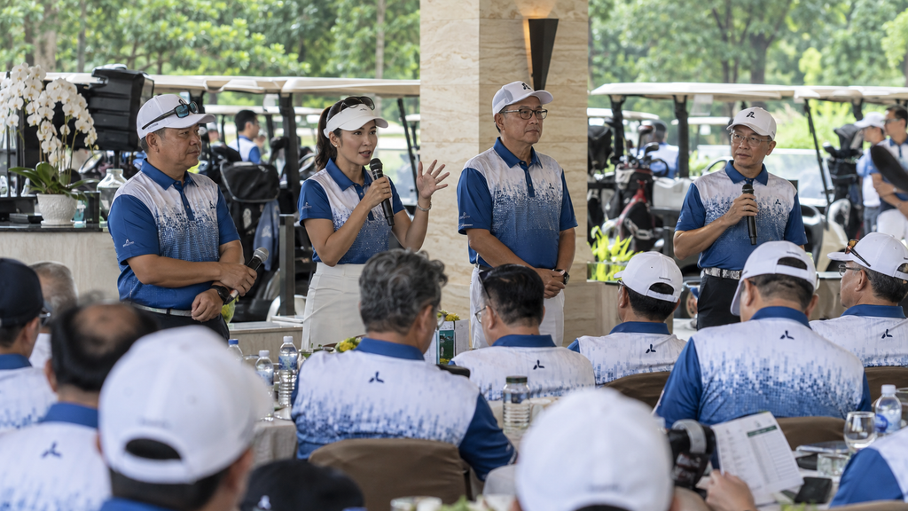 Global CEO Golf 10 Oktober Ternyata Diikuti 240 Peserta 6 Pengurus Yayasan Global CEO Indonesia memberikan sambutan pengarahan di depan peserta turnamen di area lobi klub.