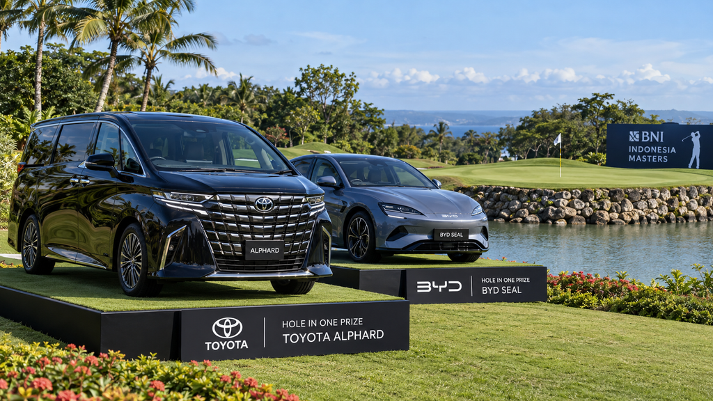Global CEO Golf 10 Oktober Ternyata Diikuti 240 Peserta 7 Mobil mewah hadiah hole-in-one seperti Toyota Alphard dan mobil listrik terparkir rapi di samping tee box lapangan golf.